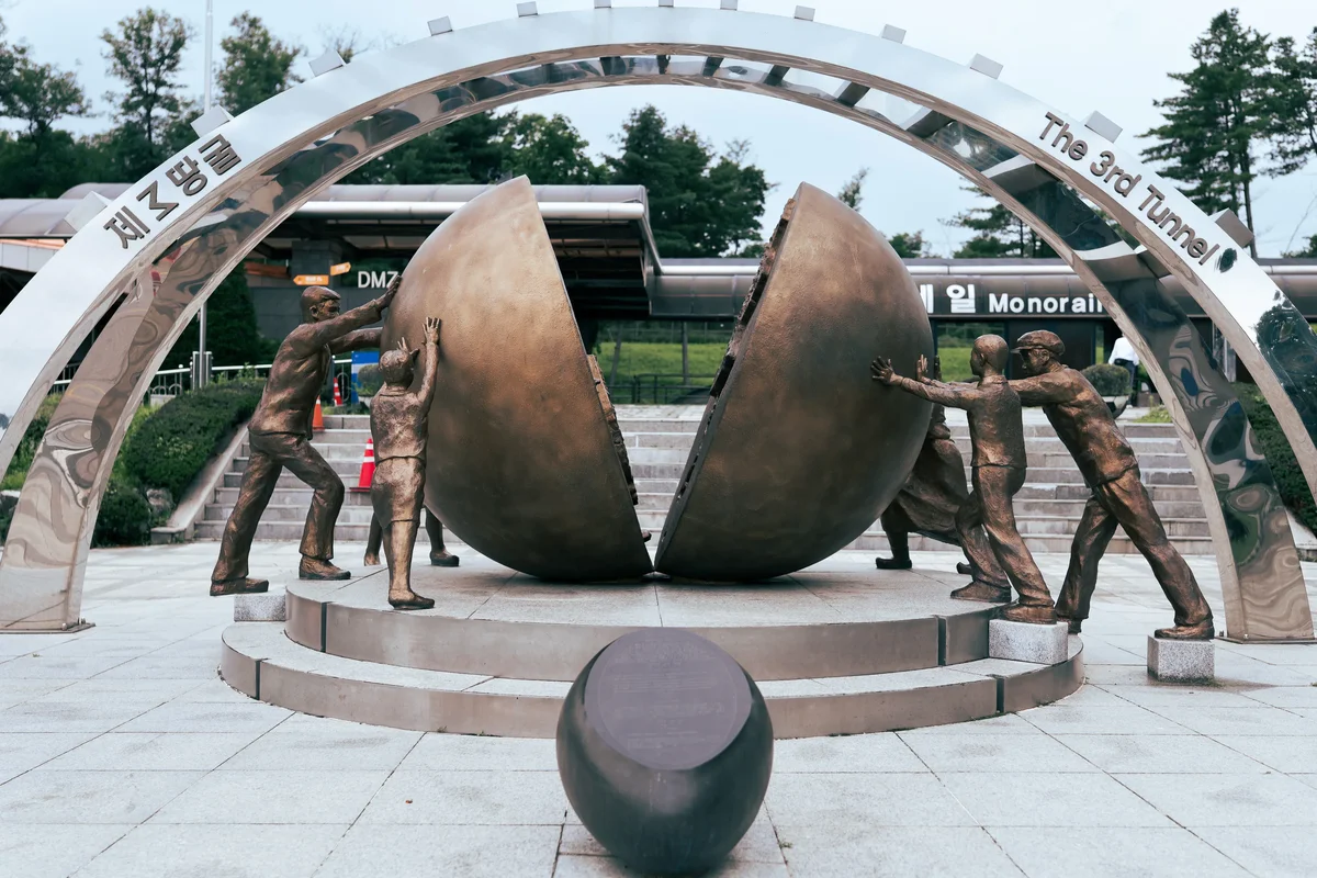 In front of the 3d Tunnel: Joining the broken Earth